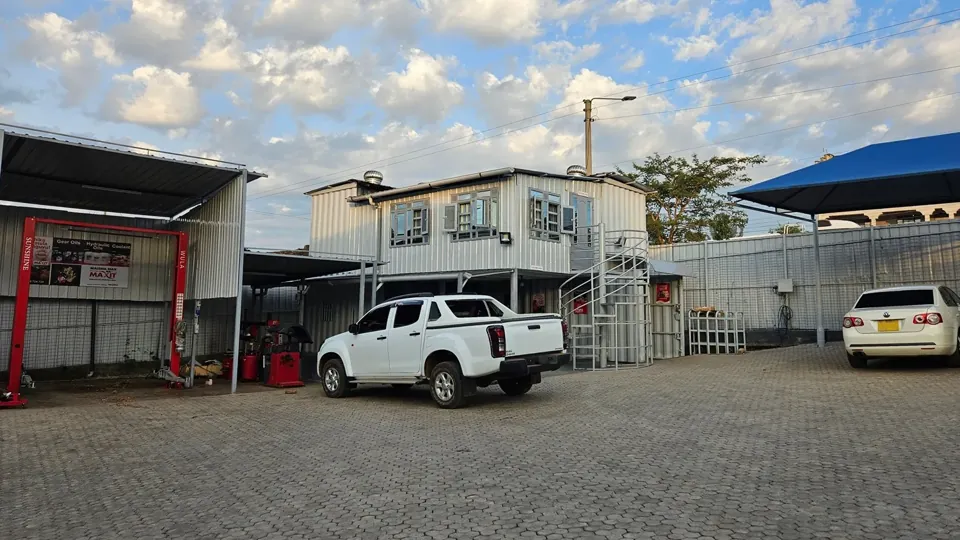 The yard at a glance. Lifts, offices and parking side by side