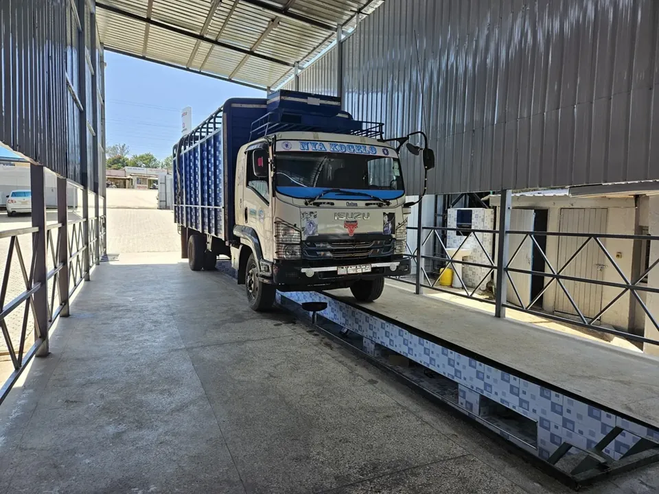 Heavy vehicle bay. Room for Isuzu N- and F-series trucks