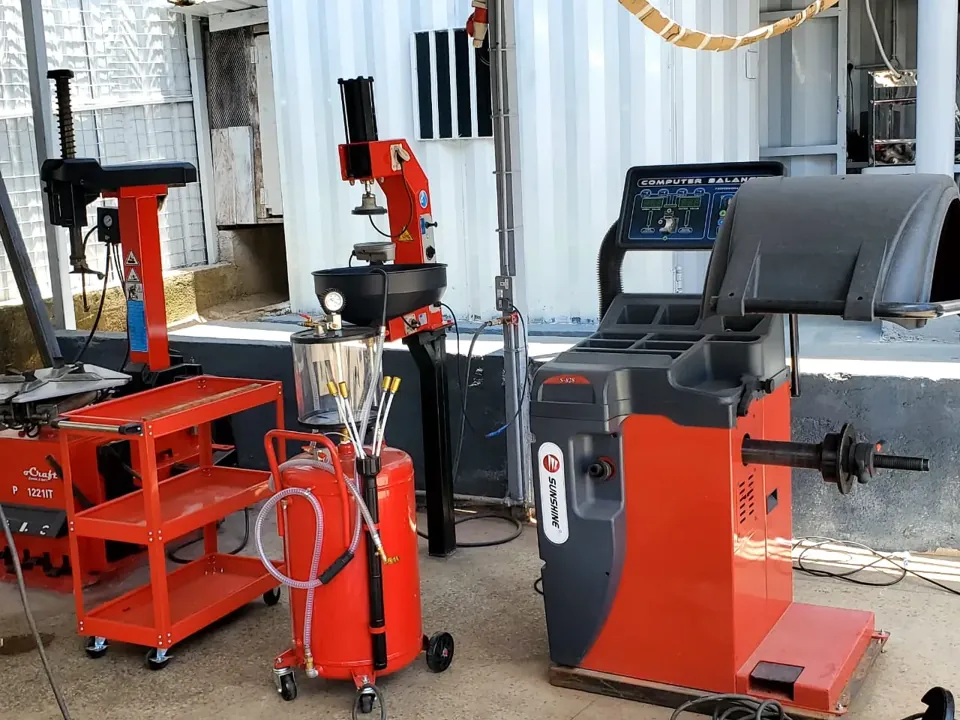 Tyre centre. Fitting and balancing equipment